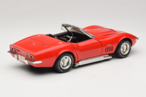 Chevrolet Corvette C3 Kabriolet Czerwony Revell 1:18 8833-P1 Metal — zdjęcie 3 z 8