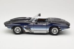 Chevrolet Corvette Mako Shark Ciemnoniebieski UT Models 1:18 21061 Metal — zdjęcie 4 z 8
