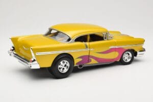 Chevrolet Custom Żółty z Płomieniem Hot Wheels 1:18 21356 Metal — zdjęcie 3 z 8