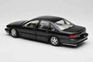 Chevrolet Impala SS Czarny UT Models 1:18 21031 Metal — zdjęcie 7 z 8