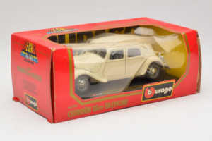 Citroen 15CV Traction Avant Beżowy Bburago 1:24 1501-B1 Metal — zdjęcie 2 z 3