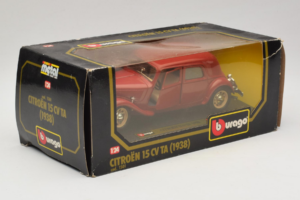 Citroen 15CV TA Czerwony Bburago 1:24 1501 Metal — zdjęcie 2 z 3
