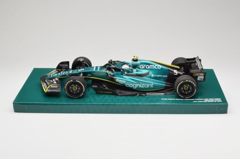 Aston Martin AMR22 #5 S. Vettel Last Race Abu Dhabi GP 2022 Minichamps 1:18 147222205 Żywica