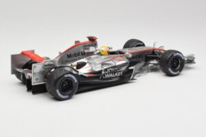 McLaren MP4-25 Mercedes #2 L. Hamilton Showcar 2010 Minichamps 1:18 110100006-R1 Metal — zdjęcie 2 z 6