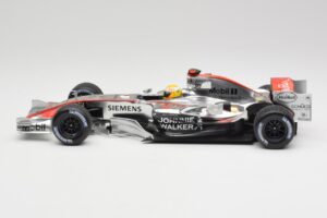 McLaren MP4-25 Mercedes #2 L. Hamilton Showcar 2010 Minichamps 1:18 110100006-R1 Metal — zdjęcie 3 z 6