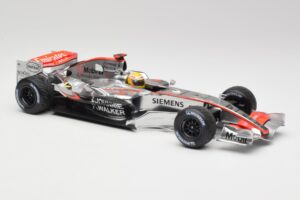 McLaren MP4-25 Mercedes #2 L. Hamilton Showcar 2010 Minichamps 1:18 110100006-R1 Metal — zdjęcie 4 z 6