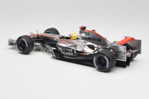 McLaren MP4-25 Mercedes #2 L. Hamilton Showcar 2010 Minichamps 1:18 110100006-R1 Metal — zdjęcie 5 z 6