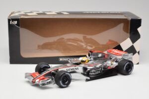 McLaren MP4-25 Mercedes #2 L. Hamilton Showcar 2010 Minichamps 1:18 110100006-R1 Metal — zdjęcie 6 z 6