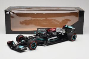 Mercedes AMG W12 Petronas #44 L. Hamilton Spanish GP 100th Pole 2021 Minichamps 1:18 110210444 Żywica — zdjęcie 7 z 7