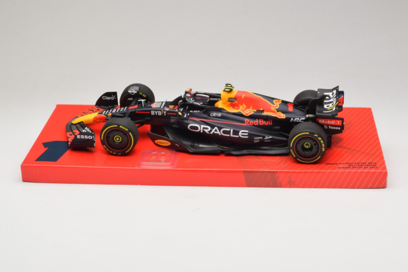 Red Bull Racing RB18 #1 M. Verstappen Oracle Winner Dutch GP 2022 Minichamps 1:18 113223501 Metal