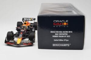 Oracle Red Bull Racing RB18 #1 M. Verstappen Winner Italian GP 2022 Minichamps 1:18 110221601 Metal — zdjęcie 6 z 7