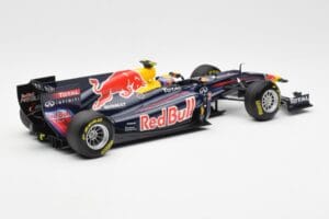 Red Bull Racing RB7 #2 M. Webber Showcar F1 2011 Minichamps 1:18 110110072 Metal — zdjęcie 2 z 6