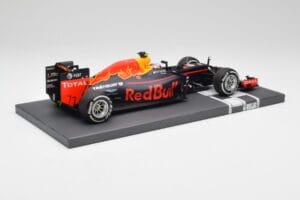 Red Bull RB12 #33 M. Verstappen Spain GP Winner 2016 Minichamps 1:18 117160333 Metal — zdjęcie 3 z 7