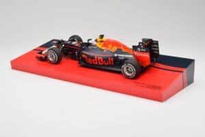 Red Bull RB12 #33 M. Verstappen Spain GP Winner 2016 Minichamps 1:18 147160533 Metal — zdjęcie 5 z 6