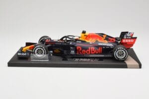 Red Bull RB16 #33 M. Verstappen Red Bull Racing 70th Anniversary GP Winner 2020 Minichamps 1:18 113200533-M1 Żywica