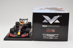 Red Bull RB16 #33 M. Verstappen Red Bull Racing 70th Anniversary GP Winner 2020 Minichamps 1:18 113200533-M1 Żywica — zdjęcie 6 z 7