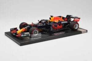 Red Bull RB16B #33 M. Verstappen Abu Dhabi GP 2021 Winner Missing Figurine & Pitboard Minichamps 1:18 113212333 Żywica — zdjęcie 2 z 7