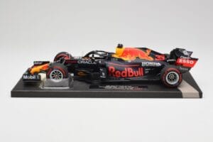 Red Bull RB16B #33 M. Verstappen Abu Dhabi GP 2021 Winner Missing Figurine & Pitboard Minichamps 1:18 113212333 Żywica
