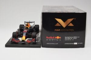 Red Bull RB16B #33 M. Verstappen Abu Dhabi GP 2021 Winner Missing Figurine & Pitboard Minichamps 1:18 113212333 Żywica — zdjęcie 6 z 7