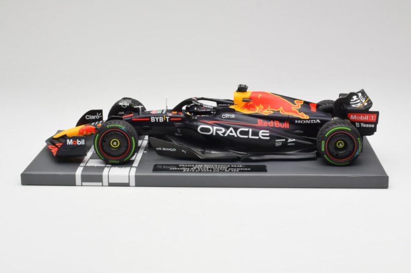Red Bull RB18 #1 M. Verstappen Japan GP Winner No Figure & Pitboard 2022 Minichamps 1:18 113221801FB Metal