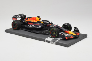 Red Bull Racing RB18 #1 M. Verstappen Japan GP Winner 2022 Minichamps 1:18 113221801FB-R1 Metal — zdjęcie 4 z 8