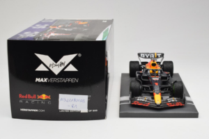 Red Bull Racing RB18 #1 M. Verstappen Japan GP Winner 2022 Minichamps 1:18 113221801FB-R1 Metal — zdjęcie 6 z 8