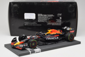 Red Bull Racing RB18 #1 M. Verstappen Japan GP Winner 2022 Minichamps 1:18 113221801FB-R1 Metal — zdjęcie 7 z 8