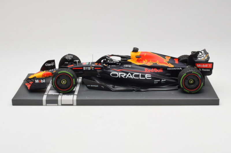 Red Bull Racing RB18 #1 M. Verstappen Japan GP Winner 2022 Minichamps 1:18 113221801FB-R1 Metal