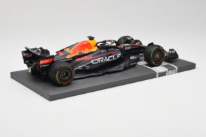 Red Bull Racing RB18 #1 M. Verstappen Japan GP Winner 2022 Minichamps 1:18 113221801FB-R1 Metal — zdjęcie 3 z 8