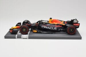 Red Bull RB18 Oracle #1 M. Verstappen Italian GP 2022 Winner Minichamps 1:18 113221601 Żywica