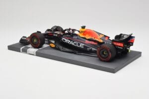 Red Bull RB18 Oracle #1 M. Verstappen Italian GP 2022 Winner Minichamps 1:18 113221601 Żywica — zdjęcie 5 z 7