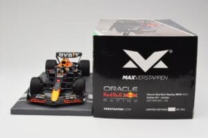 Red Bull RB18 Oracle #1 M. Verstappen Italian GP 2022 Winner Minichamps 1:18 113221601 Żywica — zdjęcie 6 z 7