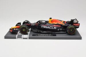 Red Bull RB18 Oracle #1 M. Verstappen Japanese GP 2022 World Champion Minichamps 1:18 113221801 Żywica
