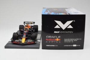 Red Bull RB18 Oracle #1 M. Verstappen US GP 2022 Winner Minichamps 1:18 113221901 Żywica — zdjęcie 6 z 7