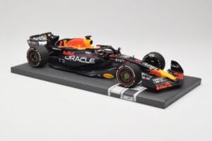 Red Bull RB19 Oracle #1 M. Verstappen Bahrain GP 2023 Winner Minichamps 1:18 113230201 Żywica — zdjęcie 4 z 7