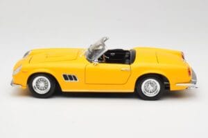 Ferrari 250 GT California Spider Żółty Hot Wheels 1:18 23905 Metal — zdjęcie 4 z 8