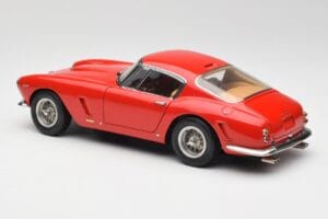 Ferrari 250 GT SWB Czerwony CMC 1:18 M-046 Metal — zdjęcie 5 z 6
