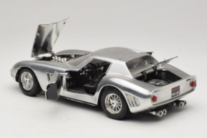 Ferrari 275 GTB Chrome Srebrny Guiloy 1:18 B004 Metal — zdjęcie 5 z 8