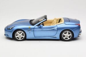 Ferrari California Jasnoniebieski Hot Wheels 1:18 N2043 Metal — zdjęcie 4 z 8