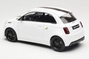 Abarth 500e Biały IXO 1:18 MCG18497 Metal — zdjęcie 5 z 6
