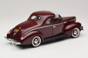 Ford Deluxe Coupe Ciemnoczerwony ERTL 1:18 7936 Metal — zdjęcie 3 z 7