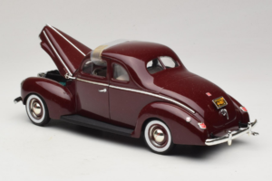 Ford Deluxe Coupe Ciemnoczerwony ERTL 1:18 7936 Metal — zdjęcie 5 z 7