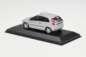Ford Fiesta Mk5 2-Door Srebrny Minichamps 1:43 FIESTA003 Metal — zdjęcie 3 z 4