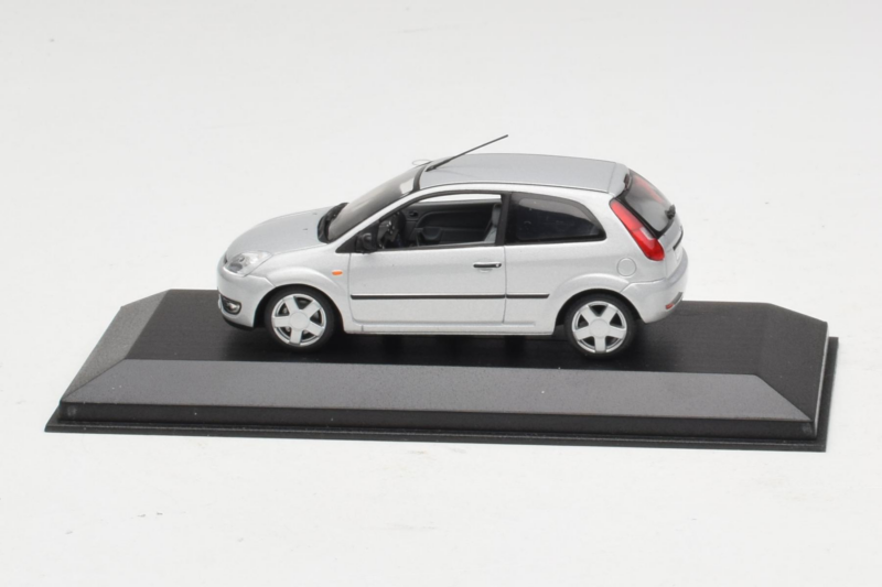 Ford Fiesta Mk5 2-Door Srebrny Minichamps 1:43 FIESTA003 Metal