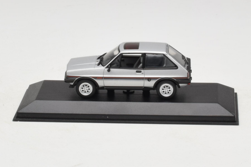 Ford Fiesta XR2 Srebrny Minichamps 1:43 Ford Fiesta XR2 Srebrny Minichamps 1:43 400085160 Metal