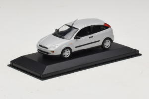 Ford Focus Mk1 3-Door Srebrny Minichamps 1:43 FOCUS005 Metal — zdjęcie 2 z 5