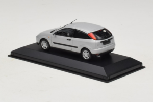 Ford Focus Mk1 3-Door Srebrny Minichamps 1:43 FOCUS005 Metal — zdjęcie 3 z 5