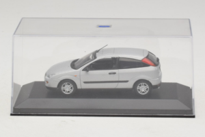 Ford Focus Mk1 3-Door Srebrny Minichamps 1:43 FOCUS005 Metal — zdjęcie 4 z 5