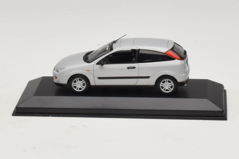 Ford Focus Mk1 3-Door Srebrny Minichamps 1:43 FOCUS005 Metal