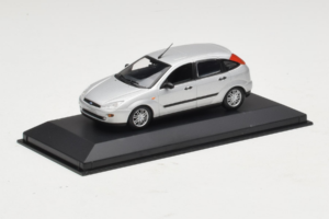 Ford Focus Mk1 Srebrny Minichamps 1:43 FOCUS006 Metal — zdjęcie 2 z 4